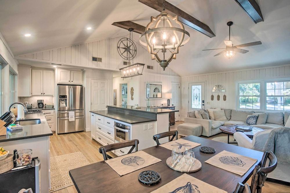 Charming Simons Cottage w/ Porch: Half Mi to Beach