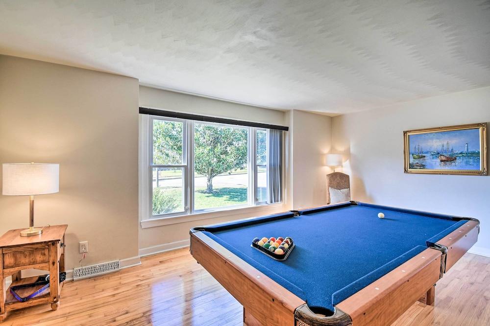 Spacious Chesapeake Home w/ Pool Table!