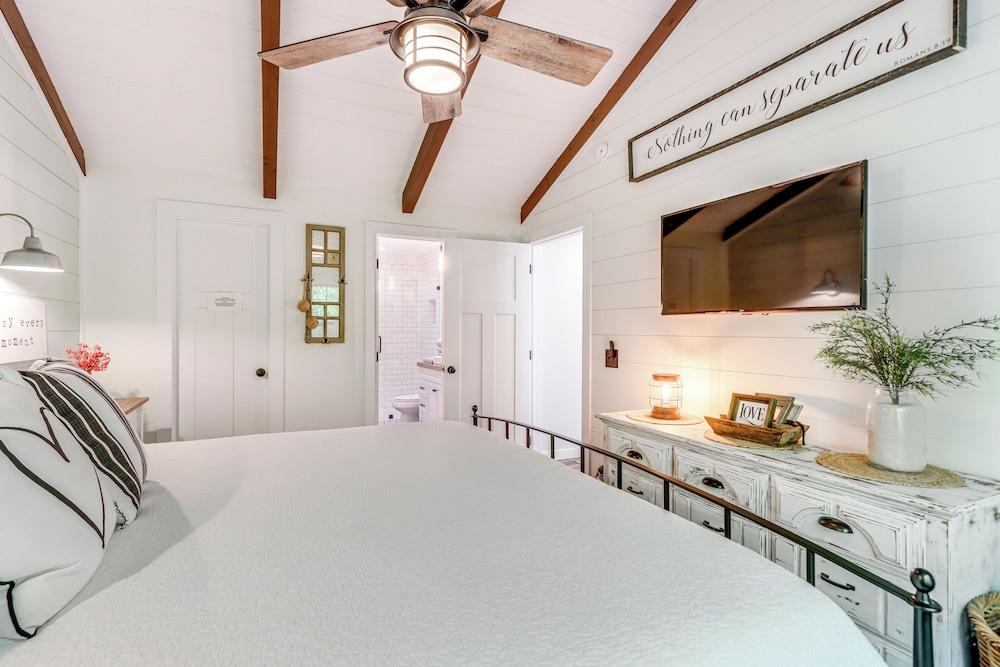 Deck & Fire Pit Bliss: Mountaintown Creek Cottage!