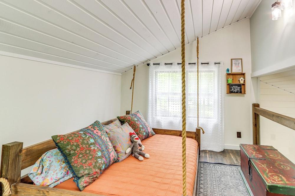 Deck & Fire Pit Bliss: Mountaintown Creek Cottage!