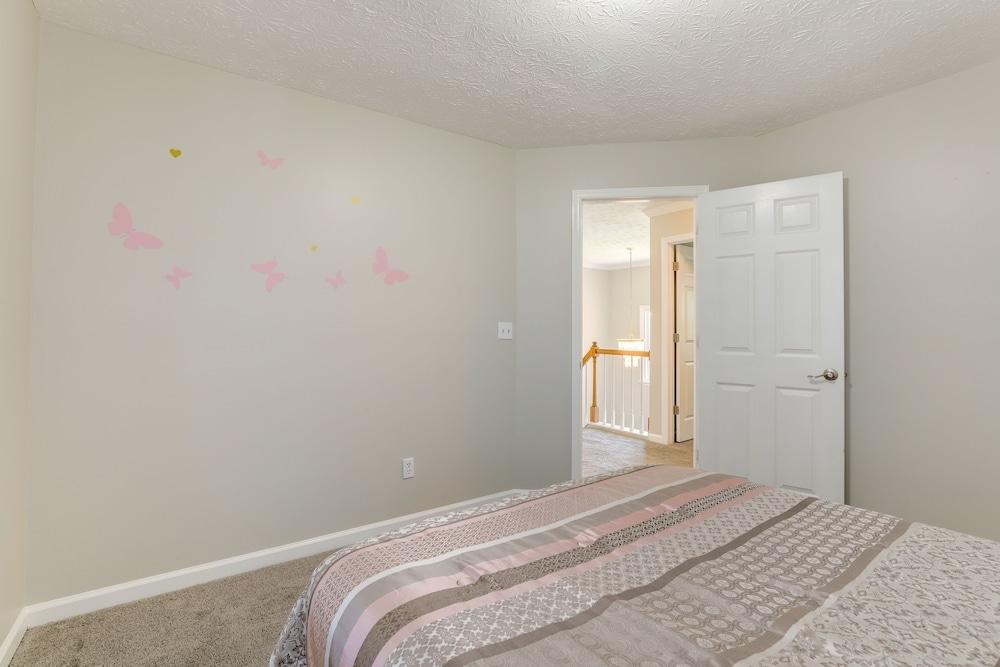 Sunny Lithonia Home ~ 7 Mi to Stone Mountain Park!