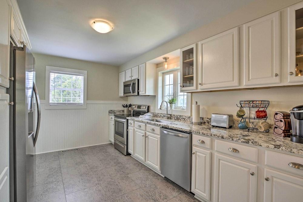 Idyllic Getaway w/ Deck ~ 4 Mi to Dtwn Athens