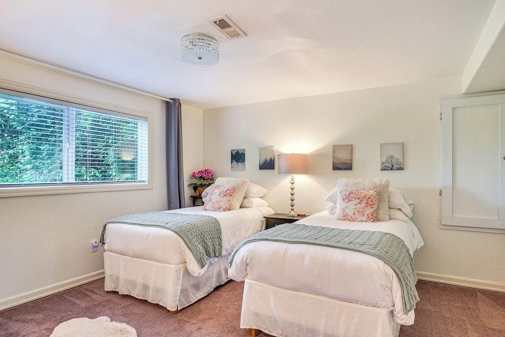 3 Mi to Downtown Portland: Lush Flat w/ Fire Pit