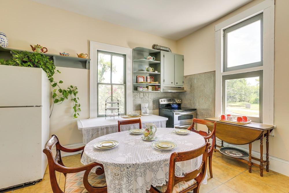 Central Albany Home With Covered Porch & Patio!