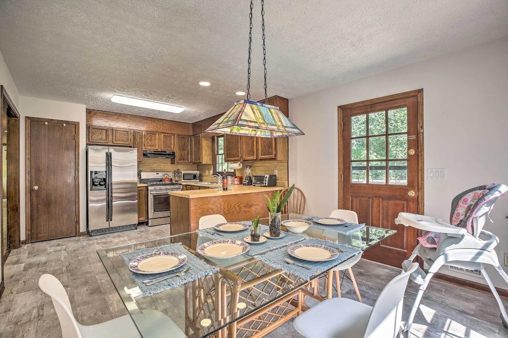 Quiet Home w/ Fire Pit - 1 Mi to Downtown Acworth!