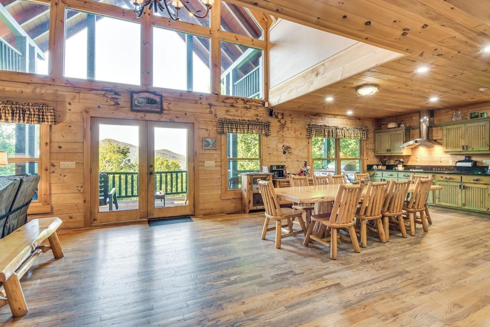 Expansive Sky Valley Lodge w/ Mountain Views!