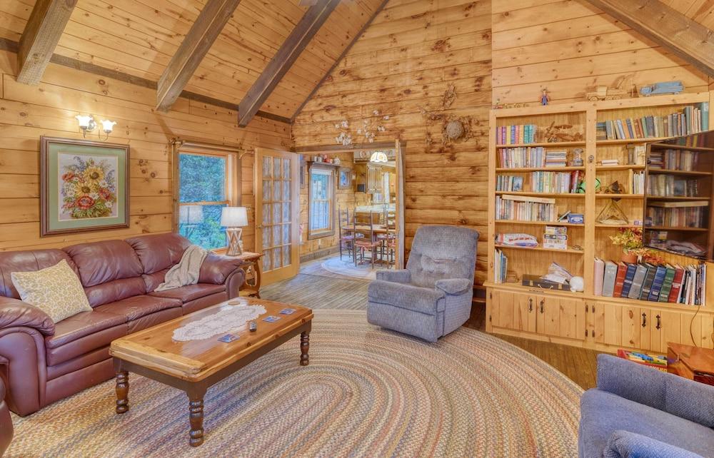 Lakefront Blairsville Cabin w/ Deck + Dock!