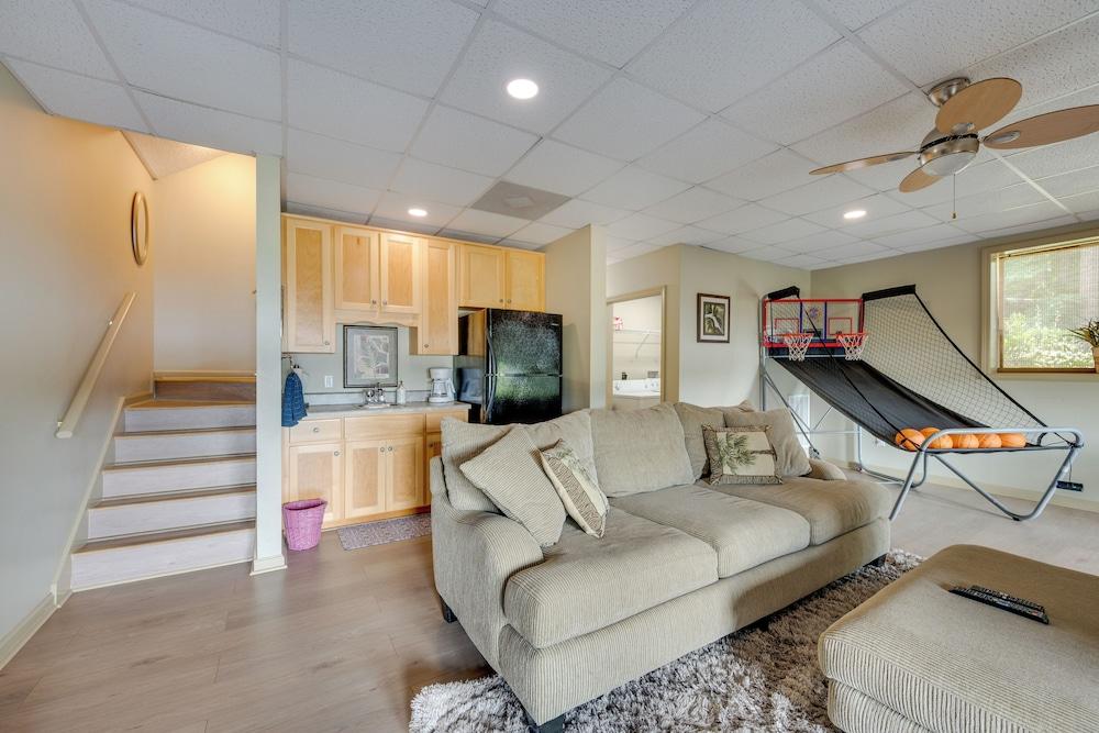 Luxe Lake Sinclair Living: Private Dock and Beach!