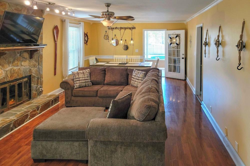 Lakefront Macon Home w/ Pool, Dock & Fishing!