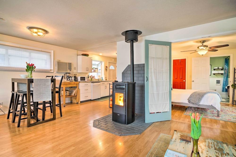 Portland Floating Home Getaway w/ Sauna!