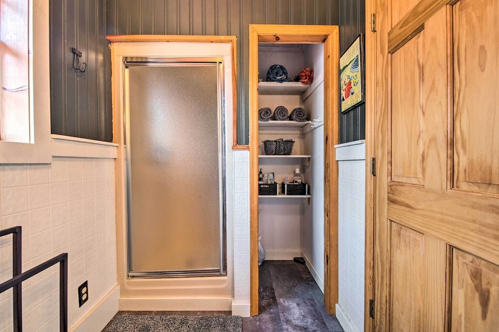 Charming Lake Sinclair Cabin: Fire Pit, Dock