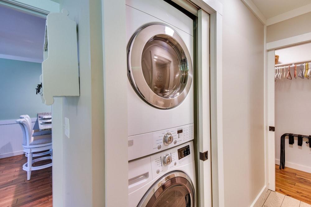 Charming Duplex: 12 Mi to UGA & Sanford Stadium!