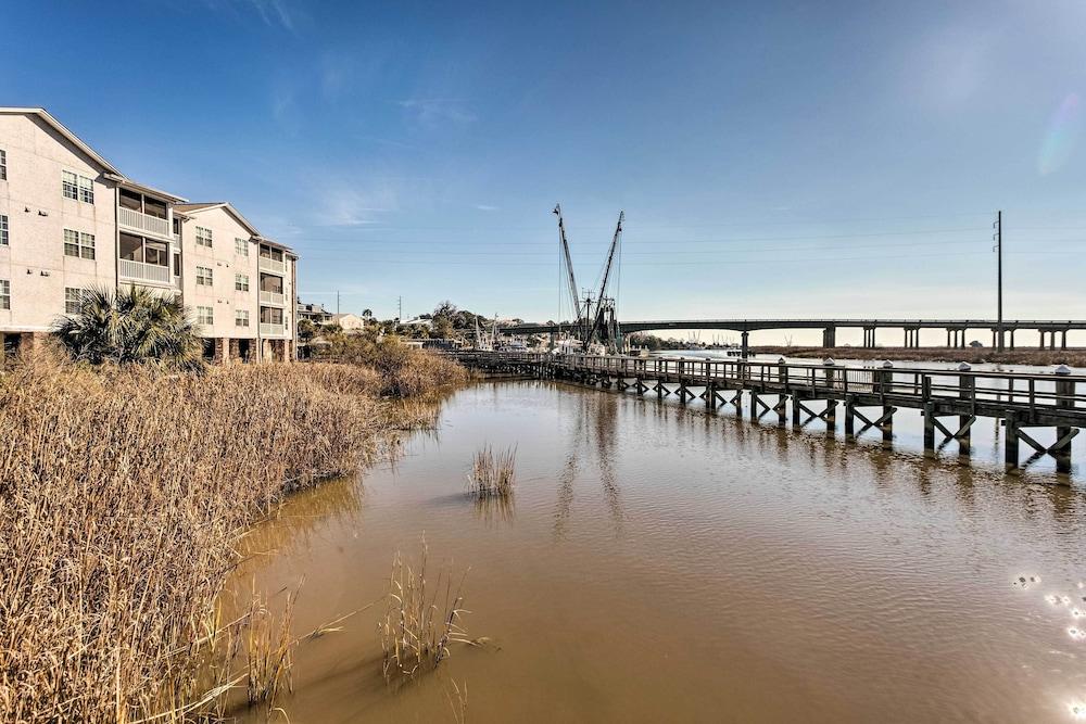 3rd-floor Riverfront Condo: Walk to Downtown Eats!