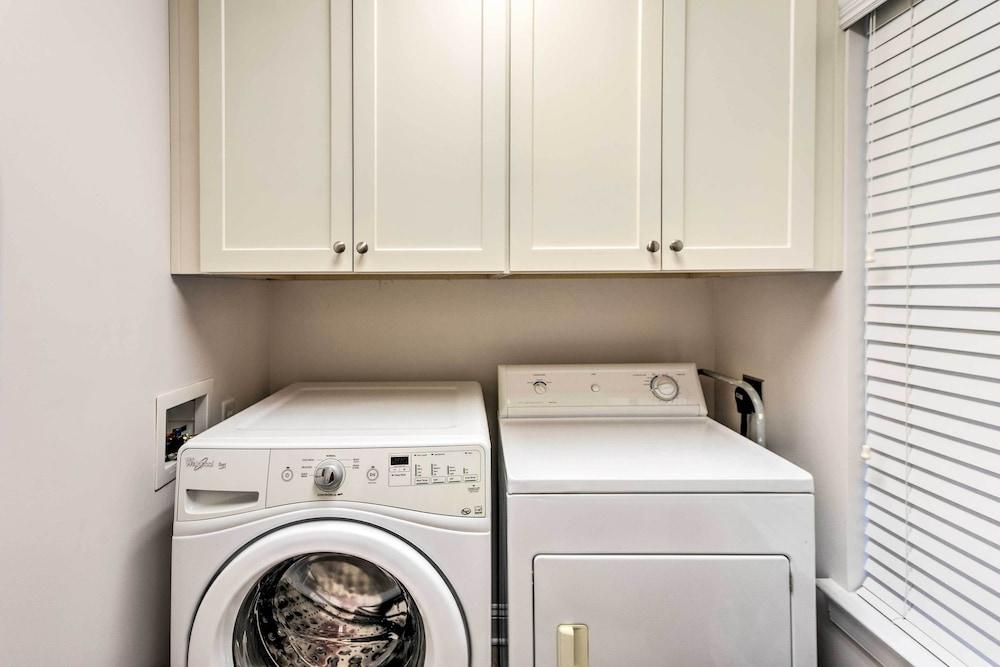 3rd-floor Riverfront Condo: Walk to Downtown Eats!