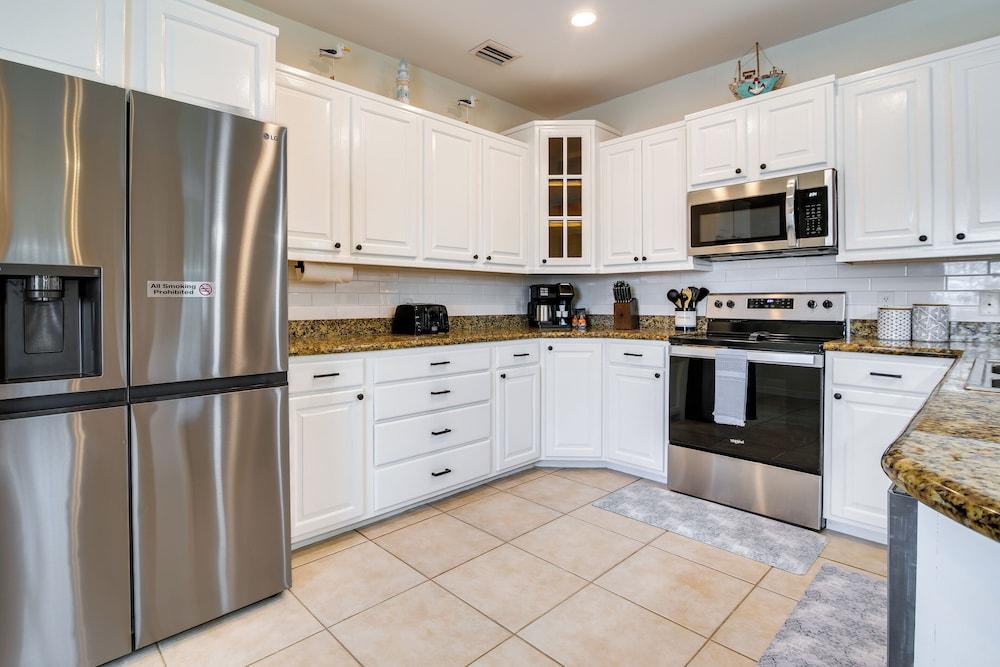 Steps to Beach: Oceanside Townhome w/ Heated Pool