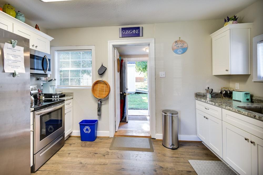 Hampton Home w/ Grill < 1 Mi to Beach!