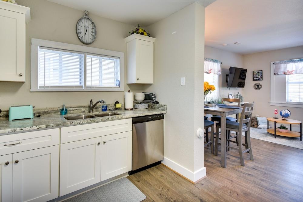 Hampton Home w/ Grill < 1 Mi to Beach!