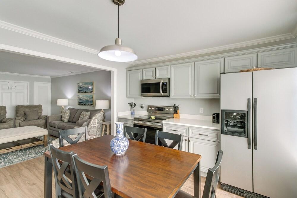 4 Mi to Beach: St Simons Island Golf Course Condo