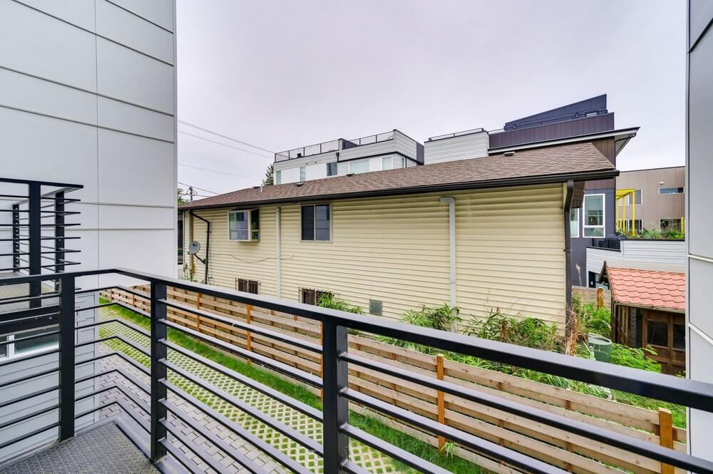 Luxury Seattle Home w/ Rooftop Deck + Fire Pit!