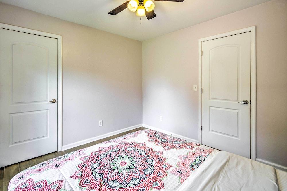 Picturesque Kennesaw Home w/ Private Backyard