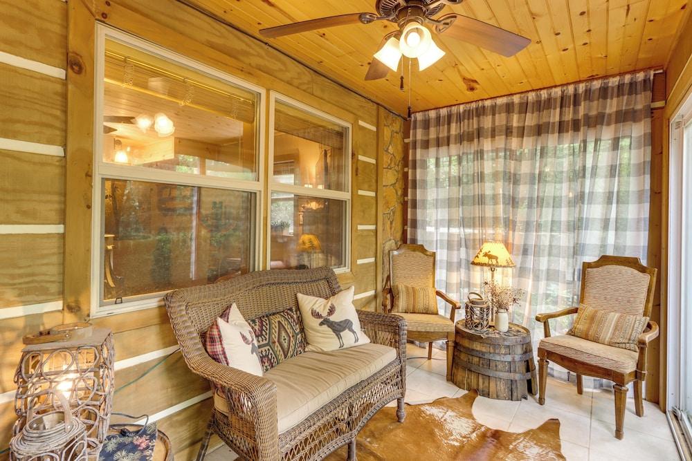 'drifting Feather' Mountain Cabin: Waterfront Deck