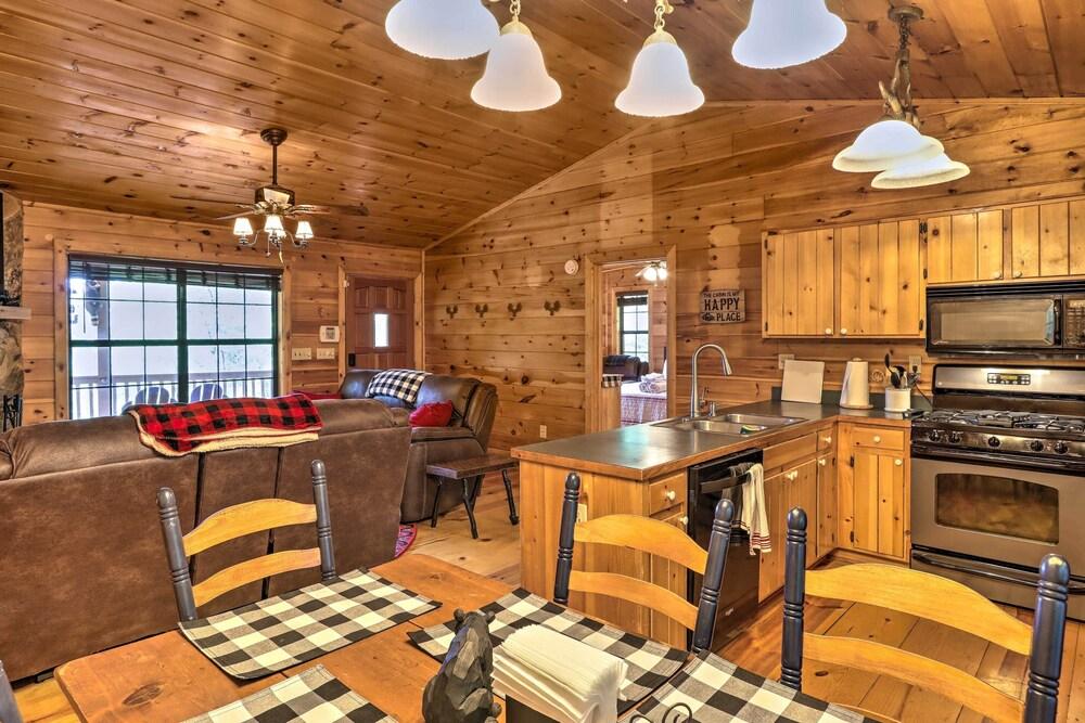 Cozy Cherry Log Cabin ~ 10 Mi to Mercier Orchards