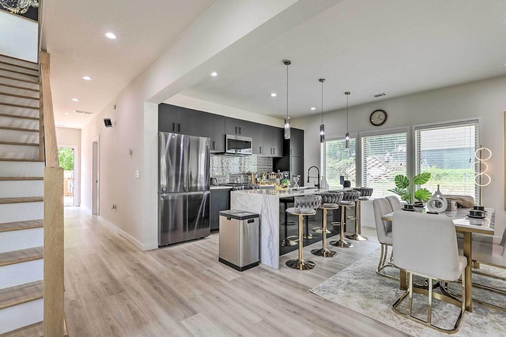 Luxury Smart Home: 2 Miles to Downtown Atlanta!