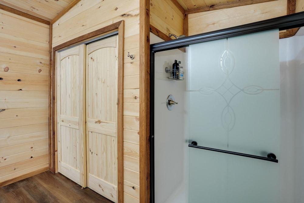 Lakeside Cabin w/ Kayaks: Near Cloudland Canyon!