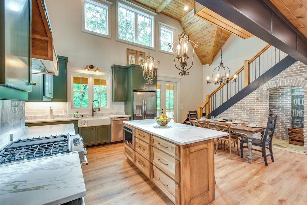 Luxurious Clarkesville Cabin w/ Decks & Fire Pit