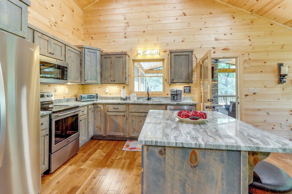 Cabin Near Blue Ridge w/ Fire Pit & Large Deck