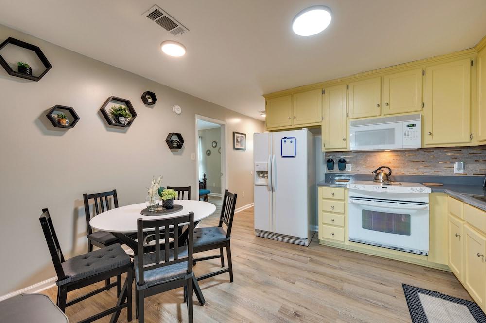 Cozy Georgia Abode w/ Patio & Grill, Near Golfing!