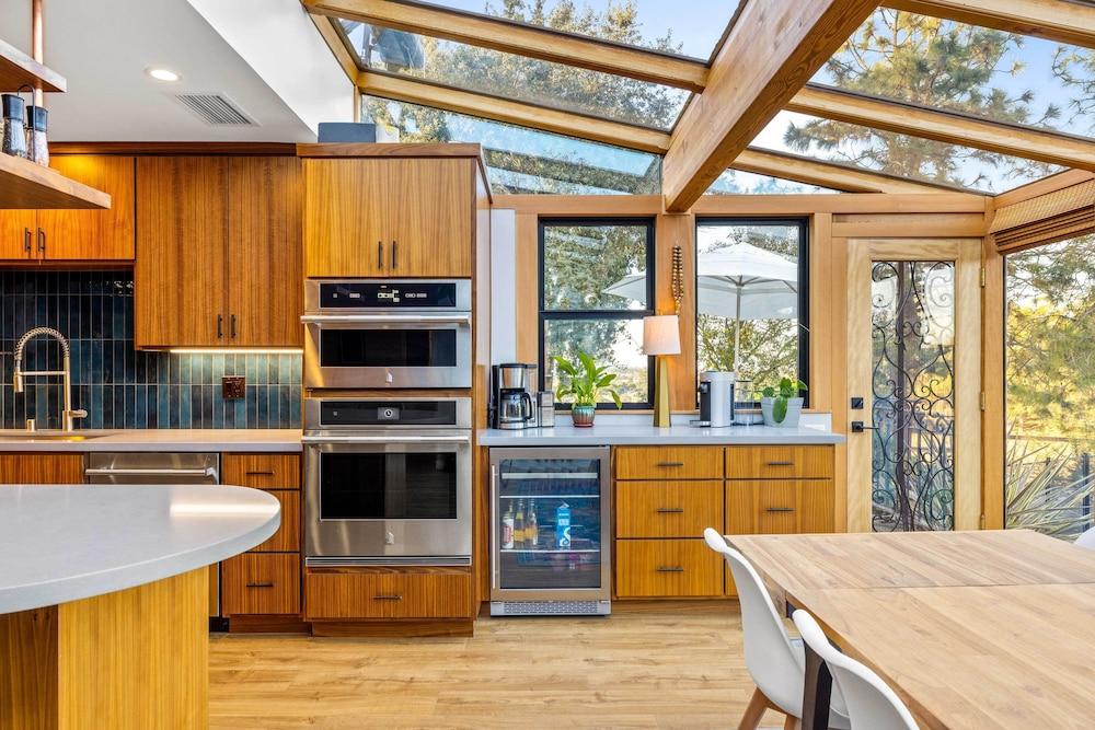 Private Pool & Large Deck: Modern Cotati Villa!