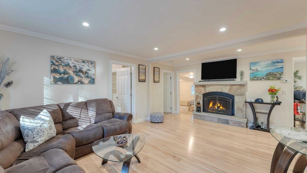 Lake Star by Avantstay Hot Tub, Walk to Beach