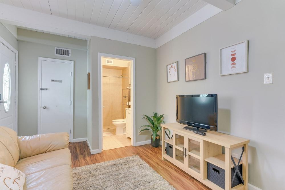 < 1 Mi to Pleasure Pier: Unit in Galveston!