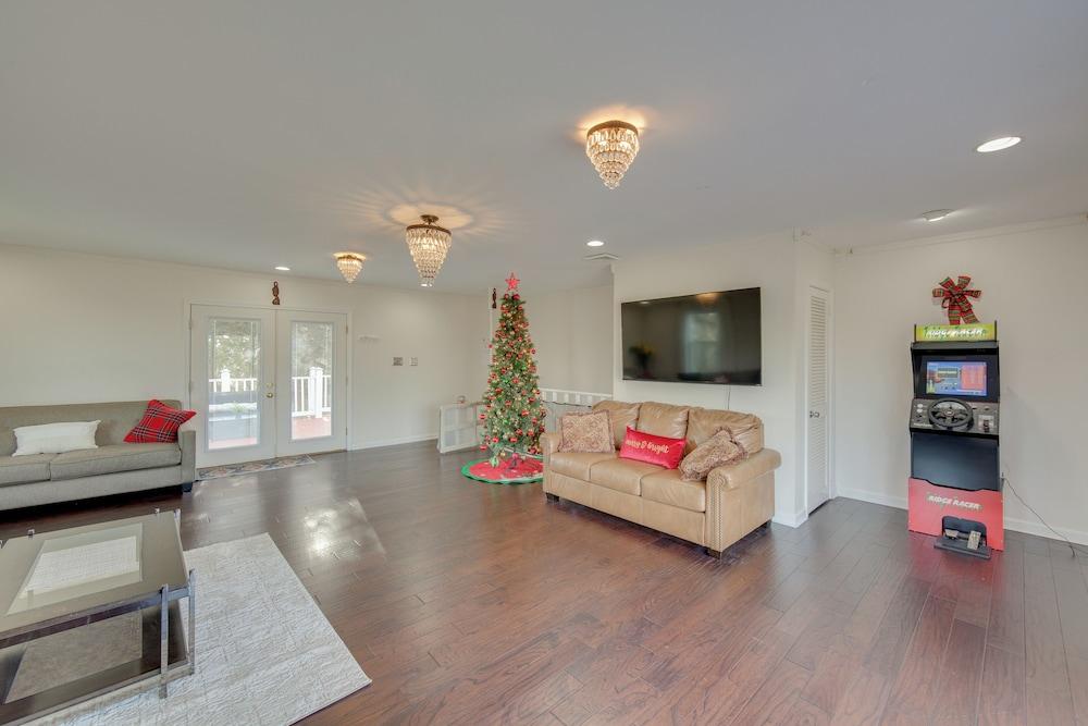 2 Mi to Hersheypark: Group Getaway w/ Deck