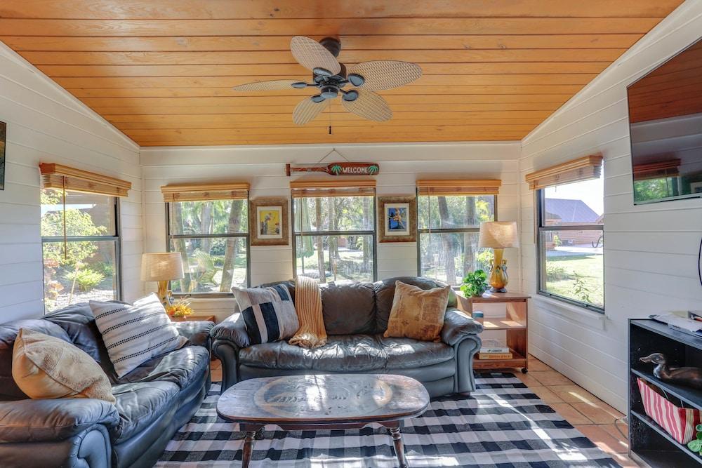 Okeechobee Cabin w/ Patio & Community Pool!