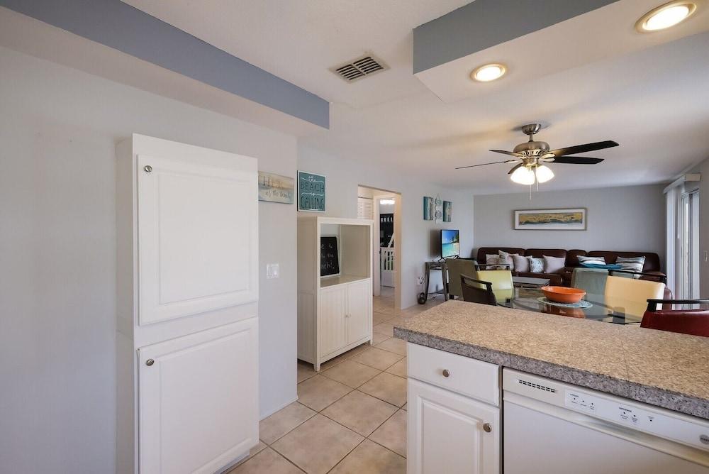 Bikini Bottom 2 Bedroom Apts by RedAwning