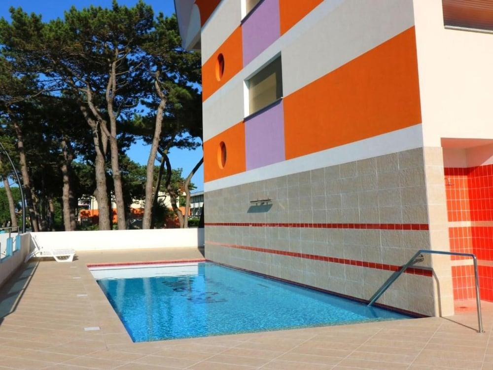 Colorful Flat With Shared Pool