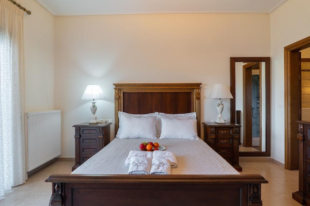 Paul's American Mansion- Volos suburb