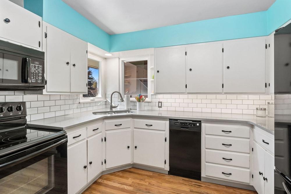 Historic Mountain Ave Bungalow - Walk Everywhere!