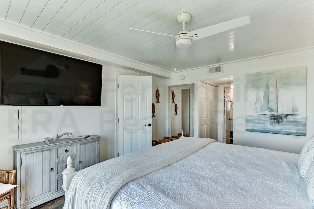 202 Atlantis 2 Bedroom Condo by RedAwning