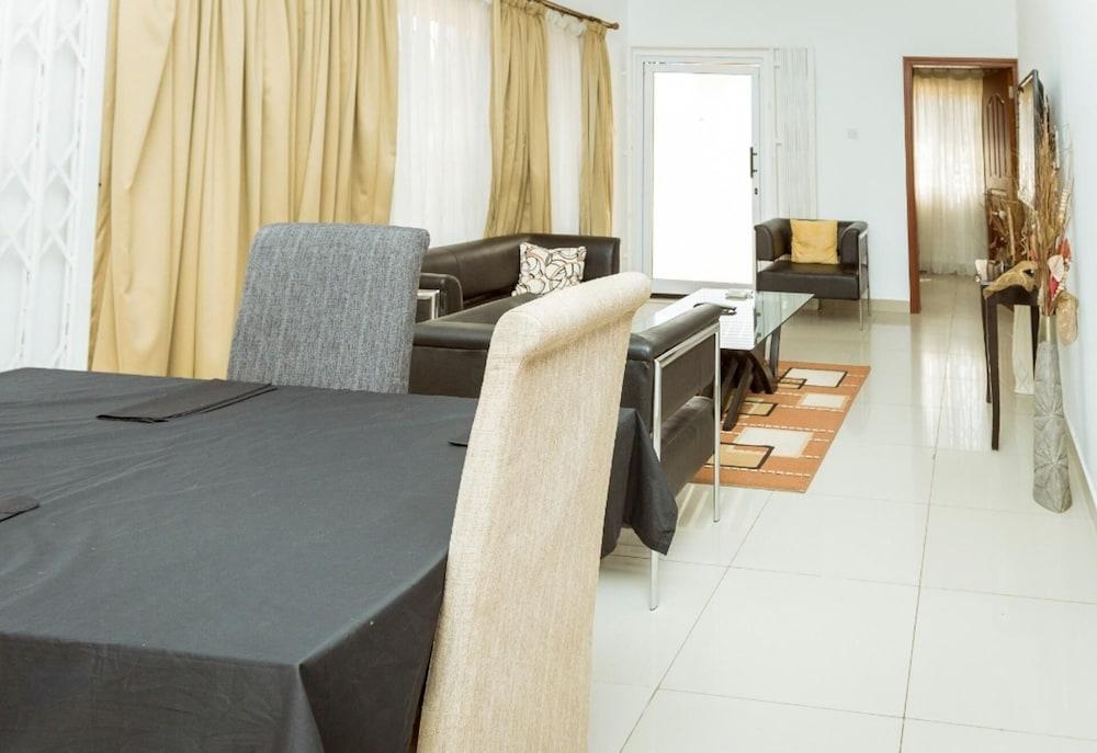 House - Sleeps 4 & Access to Pool