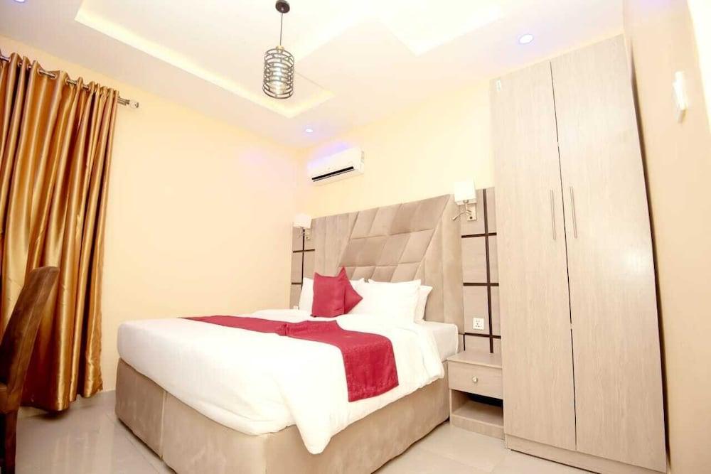 Iris-gold apartments