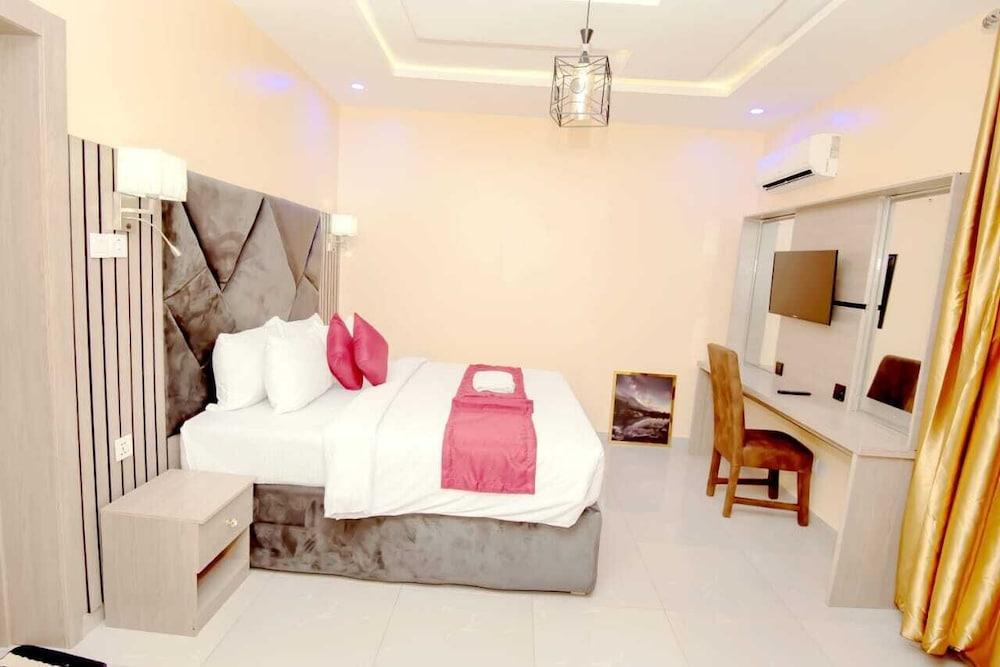 Iris-gold apartments