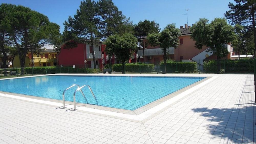 Modern Apartment With Swimming Pools - Beahost