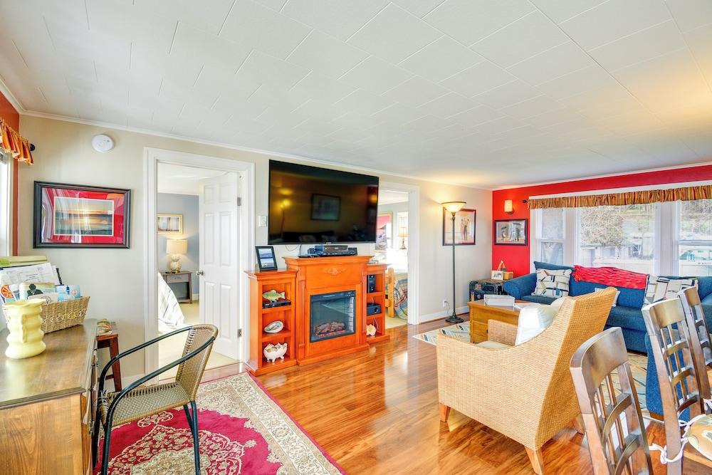 Bayfront Port Hadlock Retreat w/ Grill & Deck!