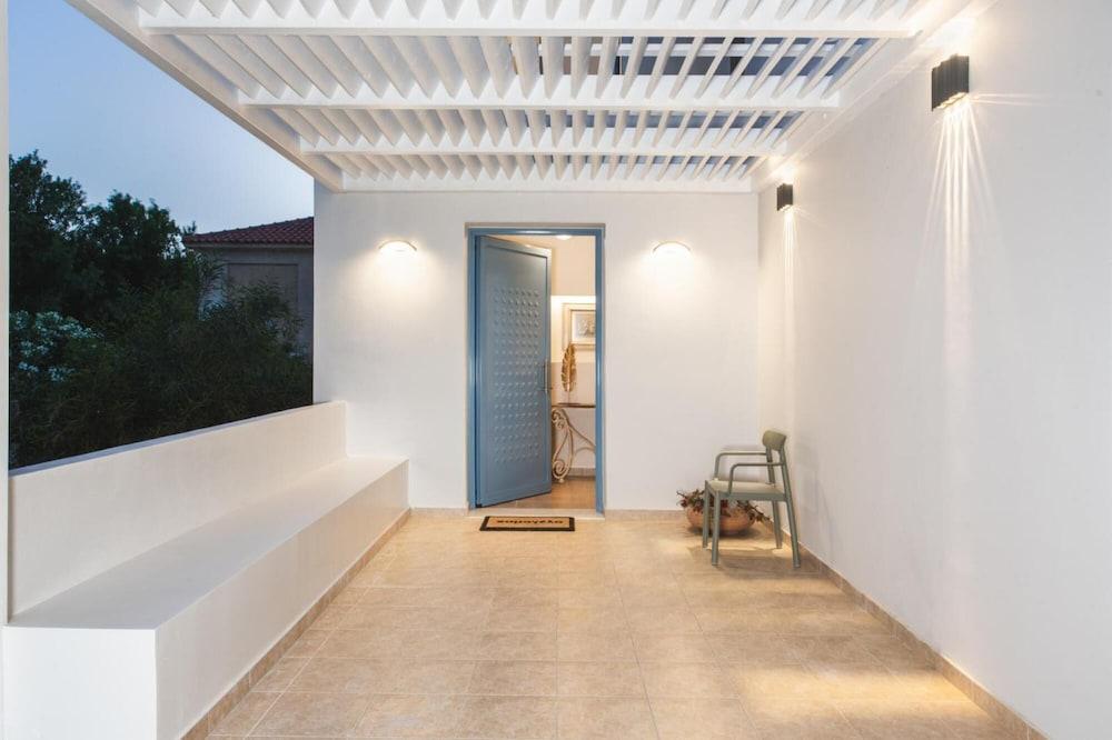 Niki's Villa - Luxury Seaview Villa!