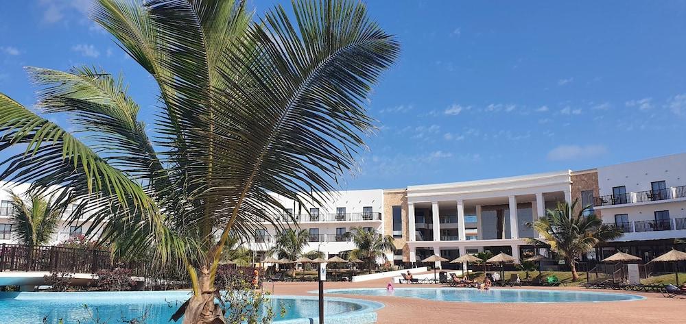 Lovely Pool View 1 bed Apartment Block 6