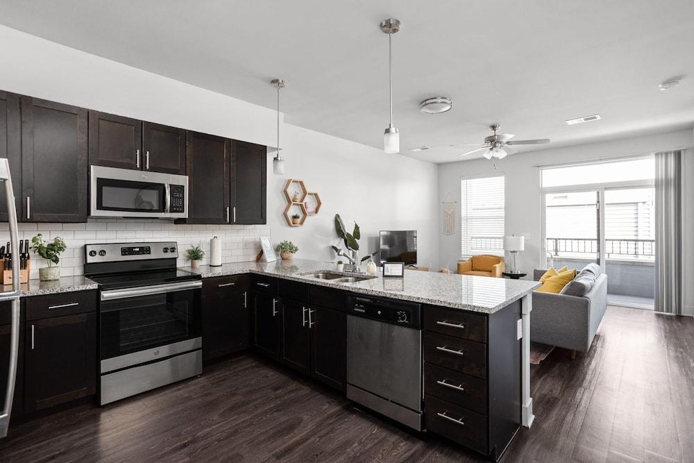 Cozysuites Stylish 4BR the heart of Nora