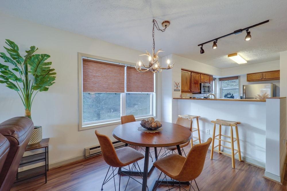 Lovely Beech Mountain Condo w/ Balcony & Views!
